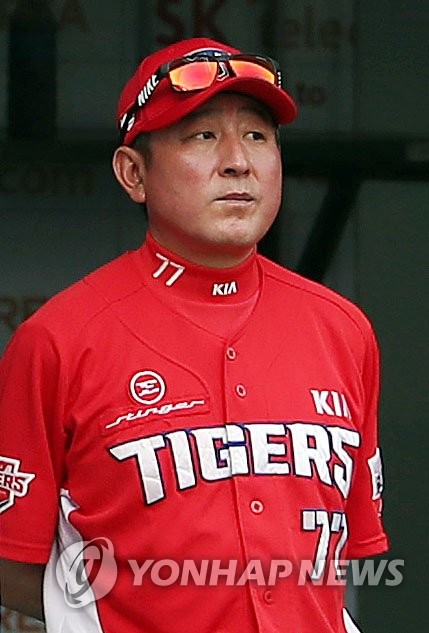 경기 지켜보는 김기태 감독