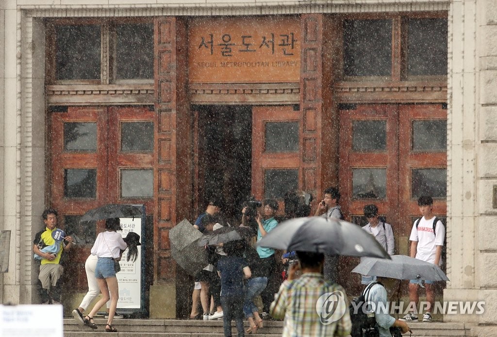 폭우에 비 피하는 시민들