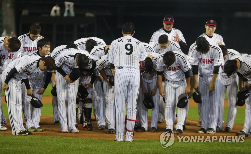 이병규 '정든 후배들과 작별'
