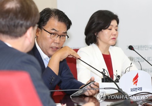 자유한국당 이재만 최고위원(가운데)