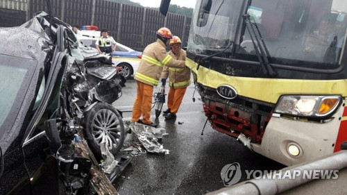 오산 고속도로서 버스와 승용차 간 추돌사고 발생