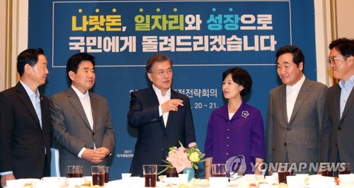 문 대통령, 재정전략회의 당ㆍ정ㆍ청 환담