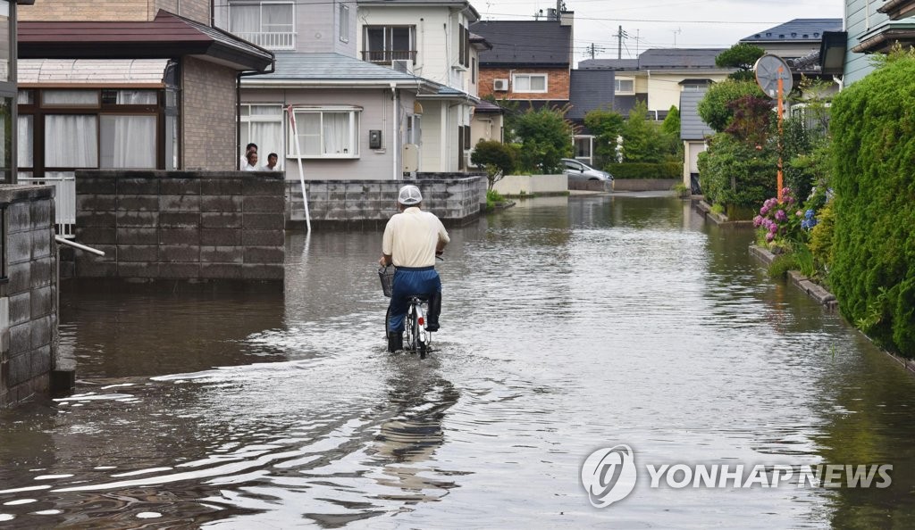 2017년 7월 폭우가 내린 일본의 한 주택가. [교도=연합뉴스 자료사진]