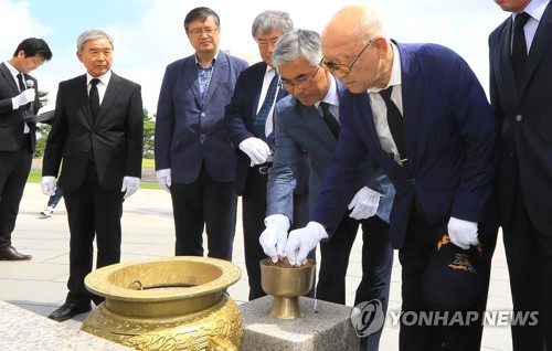 제주4·3유족회와 경우회 화해의 참배