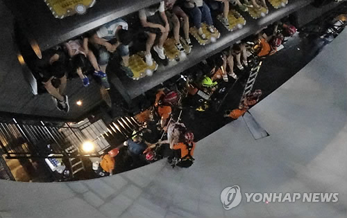 공중에 매달린 놀이기구 탑승객들
