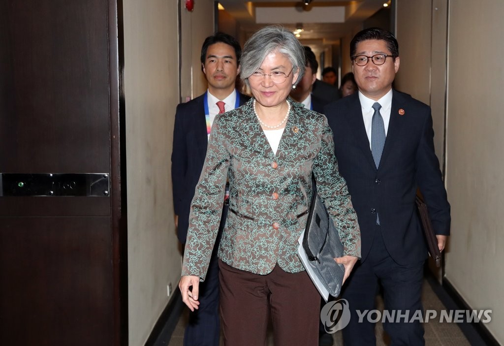 한-미 양자 회담장 들어가는 강경화