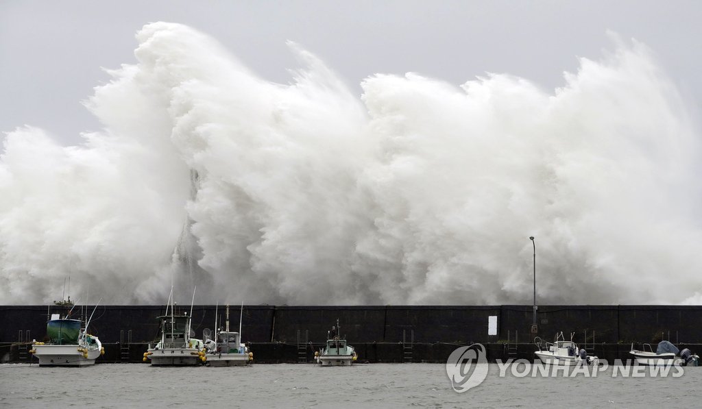 태풍 '노루' 일본 상륙 자료 사진 (도쿄 AFP=연합뉴스)