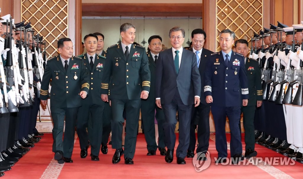 문 대통령, '군과 함께'