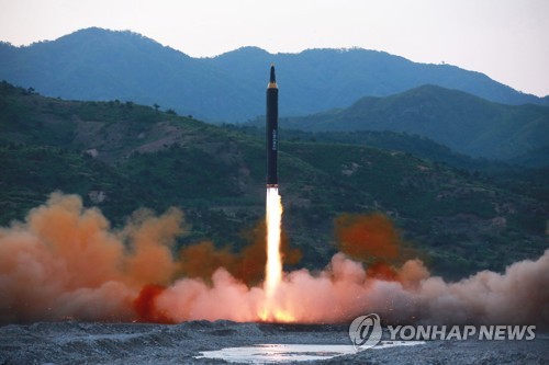 북한 '화성-12'형 시험발사 장면