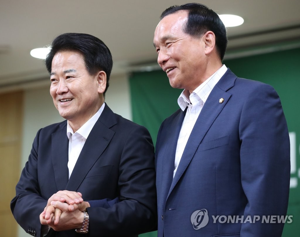 악수하는 정동영-김중로