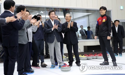 박수치는 이낙연 총리