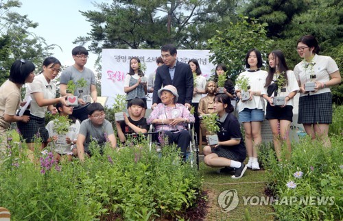 소녀의 꽃밭에 핀 웃음꽃