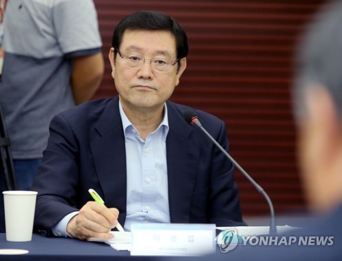 경청하는 이용섭 일자리위원회 부위원장