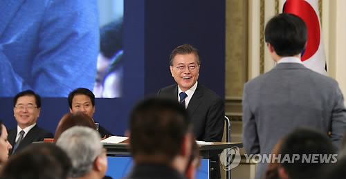 밝은 표정으로 질문 듣는 문 대통령