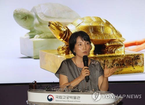 질문에 답하는 김연수 국립고궁박물관 관장