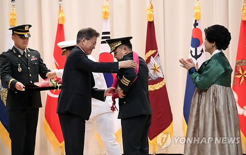 문 대통령, 이순진 이임 합참의장에게 훈장 수여