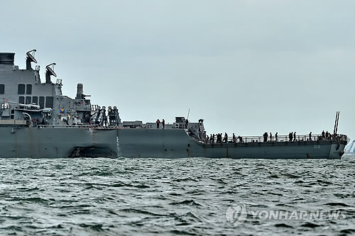 상선과 충돌사고 미 구축함 '매케인', 싱가포르항 도착