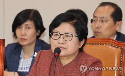 답변하는 여성가족부 장관
