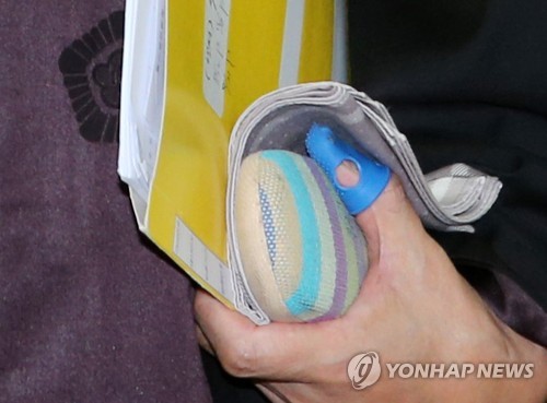대법원장 후보자의 왼손엔 '재판 서류와 골무'