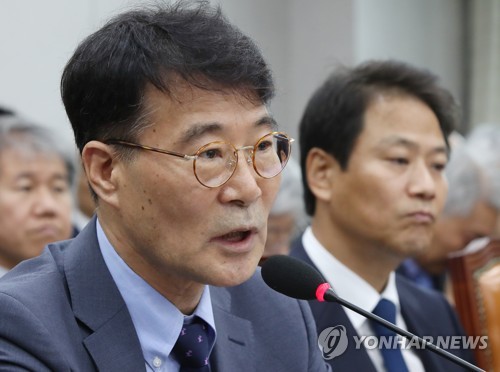 답변하는 장하성 정책실장