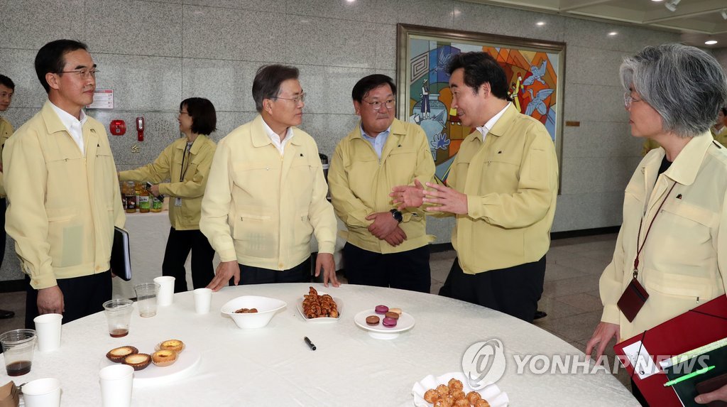 얘기 나누는 문 대통령