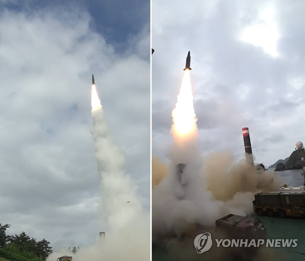 韓国軍が射程５００キロの弾道ミサイル（左）と８００キロの弾道ミサイルの飛行試験を収めた映像を公開した（国防部提供）＝２９日、ソウル（聯合ニュース）