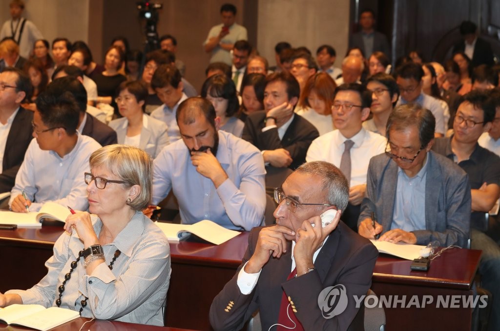 기조연설 듣는 참석자들