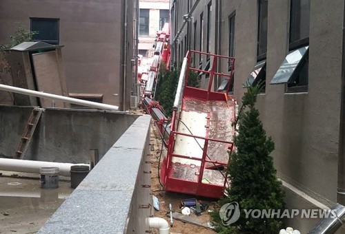 무너진 고소작업차 지지대