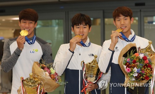 금메달 깨물어보는 근대5종 대표팀