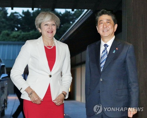 일본 방문한 영국 메이 총리, 아베 총리와 만찬