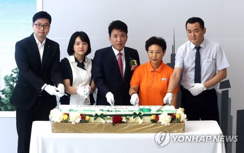 축하 케이크 자르는 하나은행 임직원