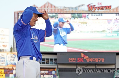 인천 팬들에게 인사하는 이승엽