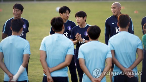 작전 나누는 신태용 감독