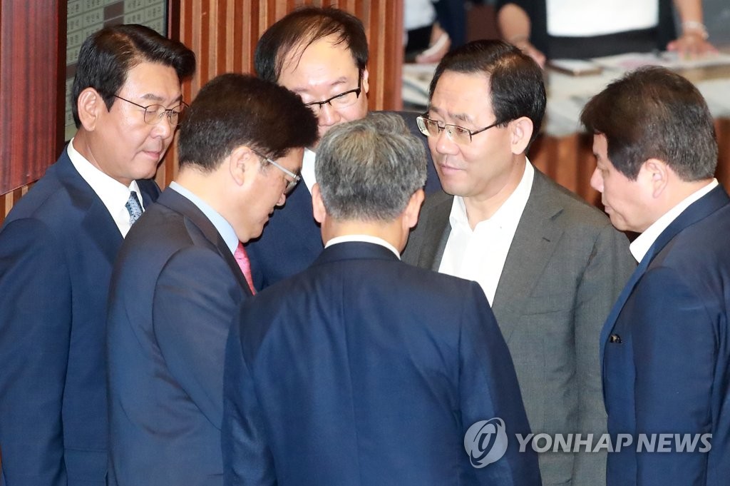 야당과 논의하는 여당 원내대표
