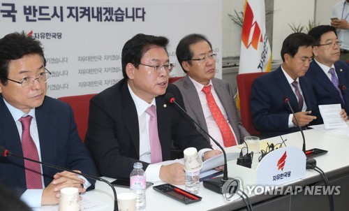 현정부 안보정책 평가하는 정우택 원내대표
