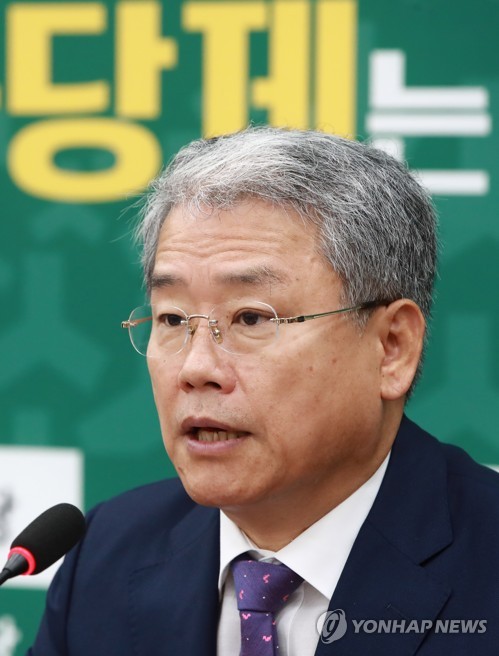 발언하는 김동철 원내대표