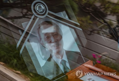 장지 향하는 고 마광수 교수