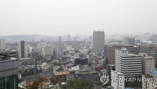 미세먼지가 급격하게 늘어난 이달 10일 서울 시내 모습