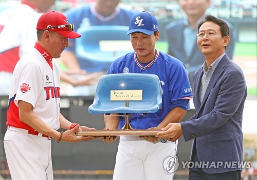 데뷔 첫 홈런 의자 선물받는 이승엽