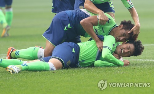 '축구장에서 이러면 안 돼요'