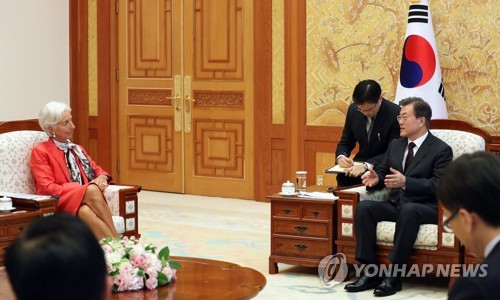 IMF 총재와 대화하는 문 대통령