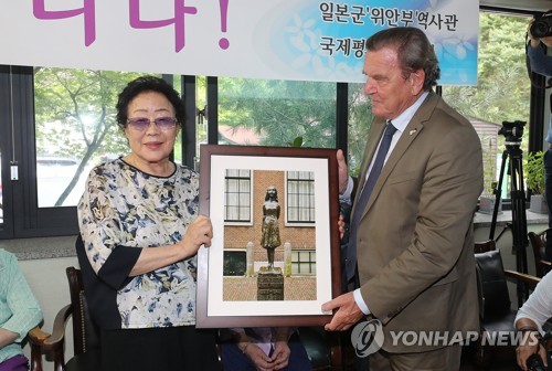 안네 프랑크 동상 사진 선물하는 슈뢰더