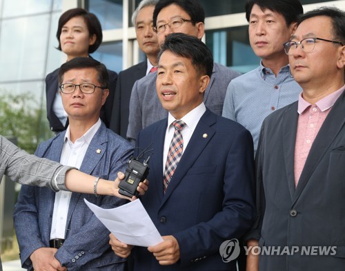 기자회견 하는 윤종오 의원
