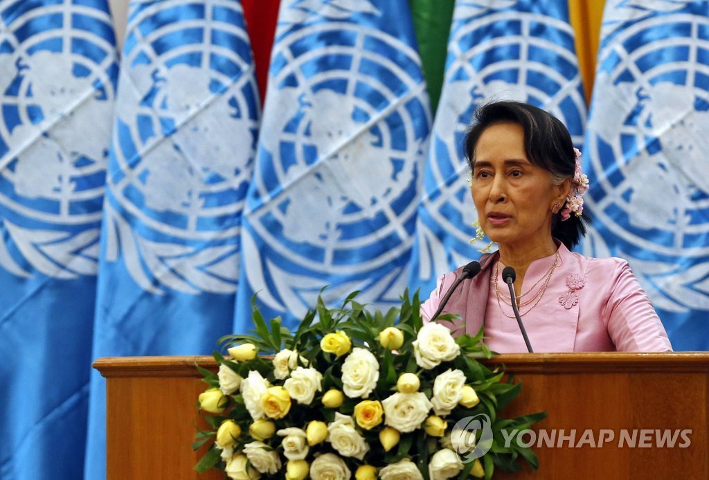 미얀마 실권자인 아웅산 수치 국가자문역이 지난해 3월 미얀마 수도 네피도에서 세계여성의날 기념 연설을 하는 모습. [EPA=연합뉴스 자료사진]