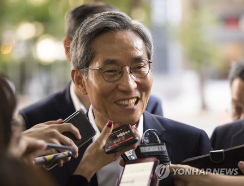 질문에 답하는 윤종규 KB금융 회장