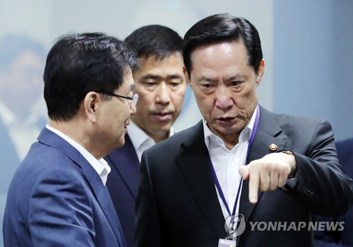 NSC, 얘기 나누는 국방장관과 국가안보실장