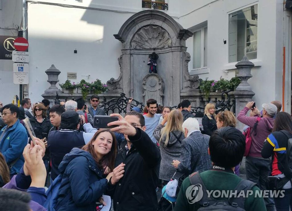 한복 차려입은 브뤼셀 명물 오줌싸개 동상