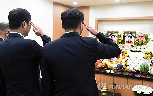 순직 소방관에 경례하는 동료 소방관들