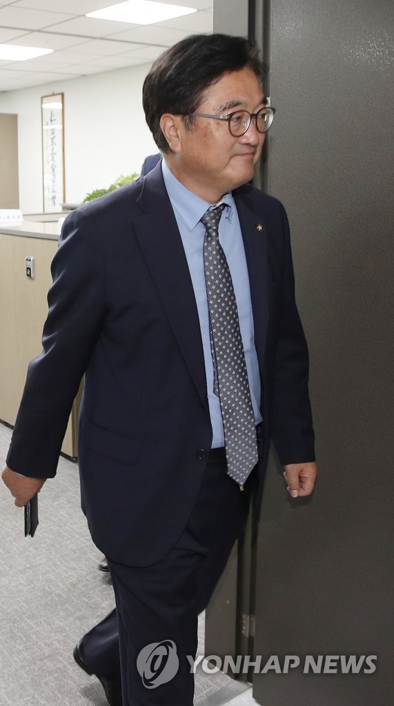 김동철 방에서 발길 돌리는 우원식