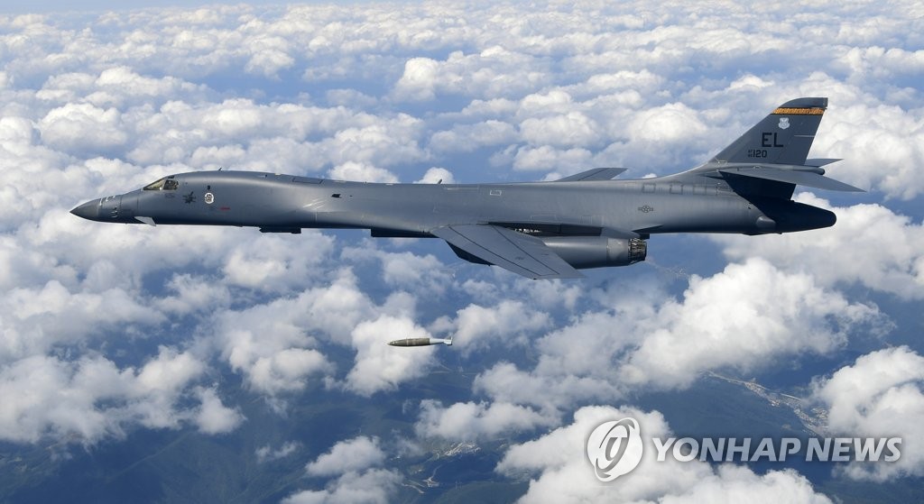 지난 18일 한반도에서 모의 폭격훈련에 참여한 미국 B-1B 전략폭격기 [공군 제공=연합뉴스]